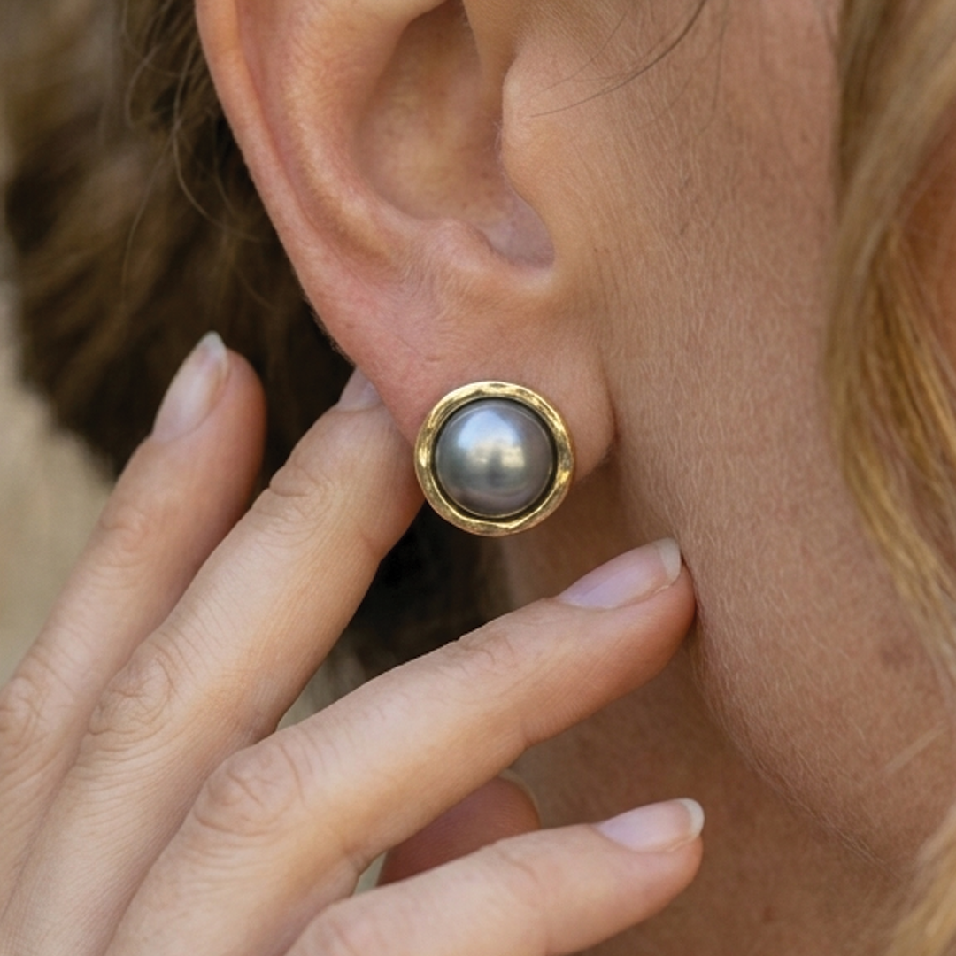 Lynn - Pearl Stud Earrings